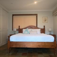 Baulkham Hills Deluxe king room with air-con private bathroom and entrance