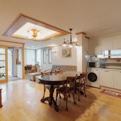 Comfortable home 10 min from Hongik University, 5min from Gajwa station with baby products, 4 Bedrooms 8 people