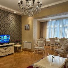 Golden apartment by Bakuapart