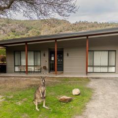 Cheeky Emu Spacious Family Accommodation Halls Gap