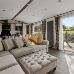 Peaceful Lake Retreat - Fishing Lakes, Heated Outdoor Swimming Pool on Sister Park 500yds - Shorts Stays UK