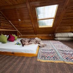 The Mountain Pine Majesty Tree House and cottage in jibhi By Travaasya
