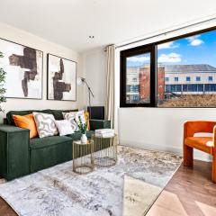 ArraeLuxe, 2 BEDROOMS 2 BATH Sleeps 5, PARKING, Central Location By Utilita Arena, ICC, Broad Street, Brindley Place and LEGOLAND