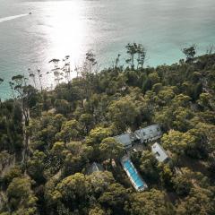 The Pavilion - Luxe retreat on coastal acreage