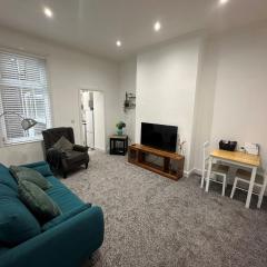 Cosy 2-bed flat, great location
