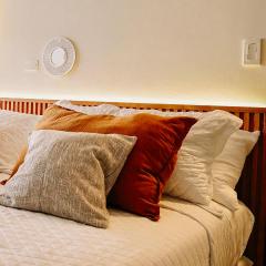 Equipetrol-Chic 2BR Apt King Beds, Fast WiFi, Pool, Top Location & Café Scene
