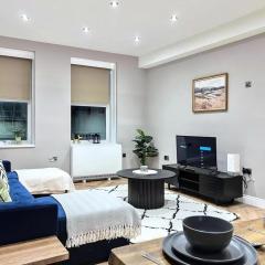 Modern 3-Bed Apt with Parking in Brighton