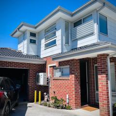 Private second-floor suite near Knox Westfield!