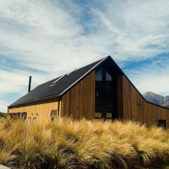 Cedarwood Retreat - Castle Hill Holiday Home