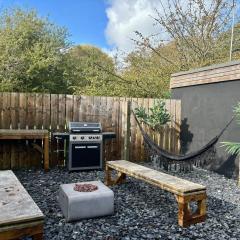 The Pinewood Cabin With Firepit & BBQ