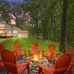 Secluded Cabin, Jacuzzi, Pool Table, King Bed & Fire Pit
