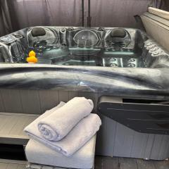 Secret Gem 1 Bed Garden Flat Private Luxury Hot Tub
