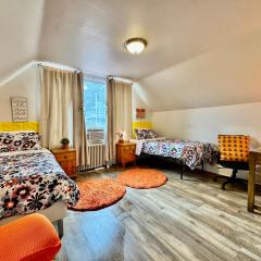 Private room with two twin beds air conditioning and shared bathrooms located near SeaTac Airport and Downtown Seattle