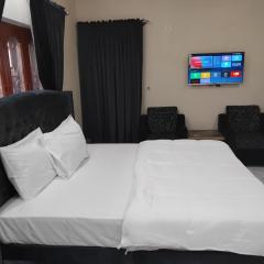 The Elegant Lodge-Guest House