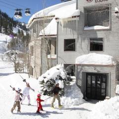Palisades Tahoe Lodge Rentals Premium Studio Loft #358