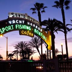 Sea & Sky 2 Bed Escape Apt in Santa Monica with FREE PARKING