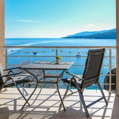 Studio apartment above promenade w terrace & parking
