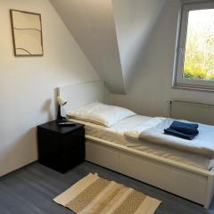 Einzelbettzimmer mit Flachbild TV und Küche bei Hamburg City und Airport