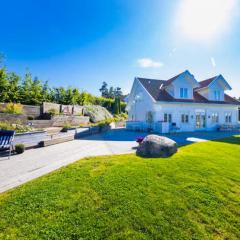 Villa with sea view, boat & golf cart Kragerø