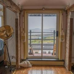 Quirky Apt - Sleeps 6 - Coastal Area - Parking
