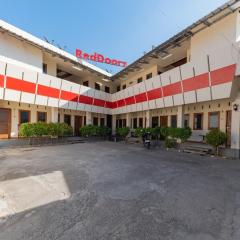 RedDoorz near Pasar Pagi 2 by Cassana