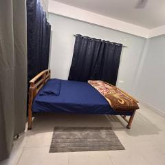 Cozy Third-Floor Room w Balcony