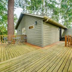 2 Mi to Burien Peaceful Studio with Deck!