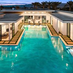 Exclusive Indio Villa Pool, Hot Tub, Putting Green Sleeps 18 Bravo #6 by AvantStay