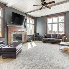 8 Mi to Lambeau Field Family Home in De Pere!