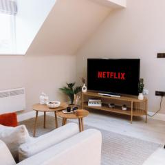 2 Bed Apartment, Fast Wifi, Free Parking, Near Train Station, Close to Hospitals