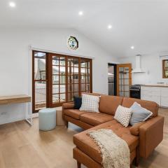 Jony's Cottage - Private, peaceful, close to town!