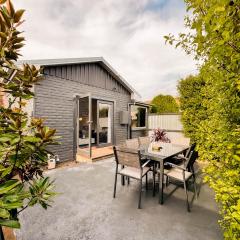 Three-Bedroom Stylish & Cosy Retreat with Courtyard, Near Geelong