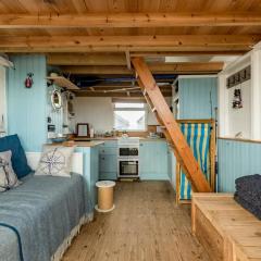 Stargazing Beach Hut on Mudeford Sandbank with wake up sea views