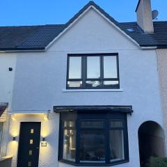 Stunning 3 bedroom 2 bathroom west end house with free parking and Wi-Fi