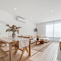 Spacious 1-Bed Apartment with Gym, BBQ & Parking