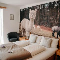 Alpakas, Lamas und Rentiere zum Grünen See