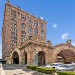 Placemakr Downtown Pittsburgh at The Pennsylvanian
