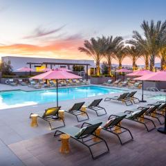 Heart of North Hollywood 2 bed Apt FREE parking, hot tub, pool, gym