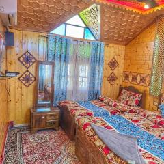Luxury Shreen Houseboat