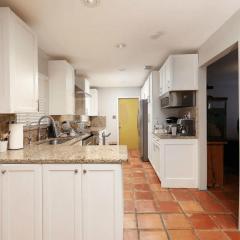 Cozy Home Near Airport,fast EV Charger & Theater