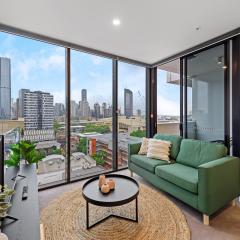Central South Bank Apt with City Views, Study & Park