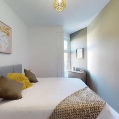 Riya Apartments - 3 Bedroom, 5 beds, 1 Bathroom, Fast Wifi, Sky Sports, Free Parking, 20 PERCENT OFF LONG STAY -See our site for assurance