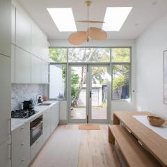 Exquisite Modern 3 Bed Home in Newtown w Parking