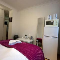 An Economic hotel-like room, En-suite Sheperds Bush