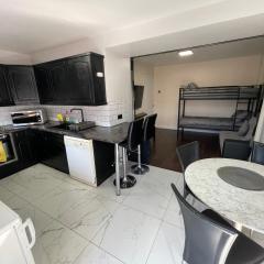 Garden Apartment nr Heathrow Airport & Elizabeth Line Train Station with Parking for 2 cars