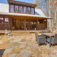 Dock, Canoe and Patio Lakeside Cottage in Alabama