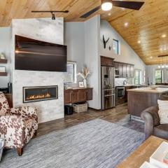 Luxury Modern Townhome-Private Hot Tub-In Town