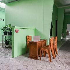 OYO 93695 Guest House Riharti Syariah