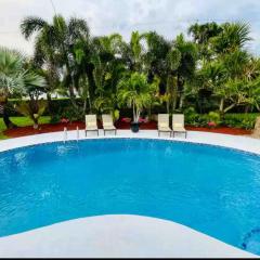 10 mins to Beach, 4 Bd, Heated Salt water pool