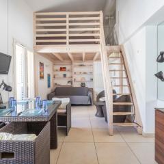 appartement en mezzanine sur la place d'armes a 100 m de la mer